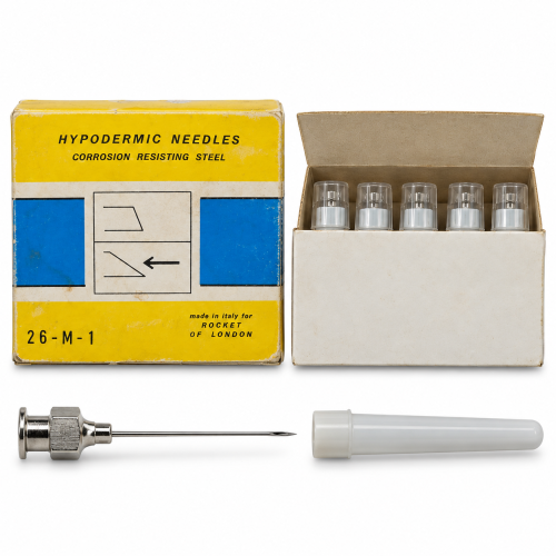 سوزن تزریق فلزی راکت لندن Rocket سایز 21G طول 40 میلی‌متر به همراه محافظ سفید و بسته‌بندی زرد و آبی